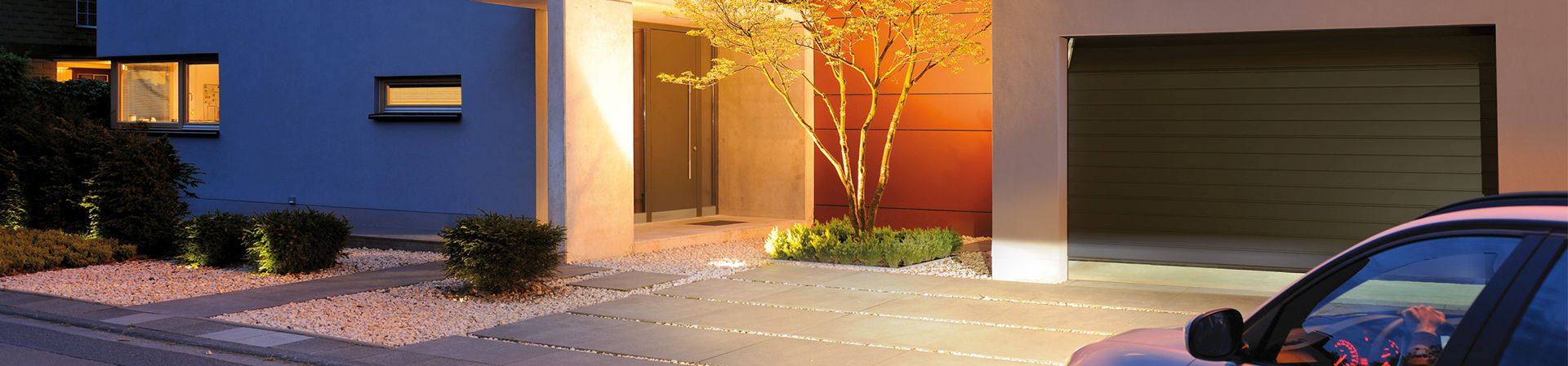 Haus mit Garage und einem automatischen Garagentor