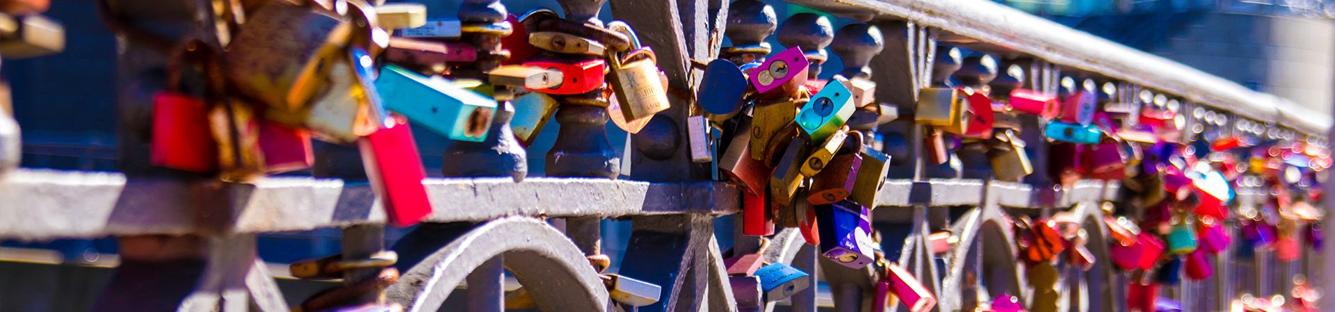 Vorhängeschlösser mit Gravuren an einer Brücke